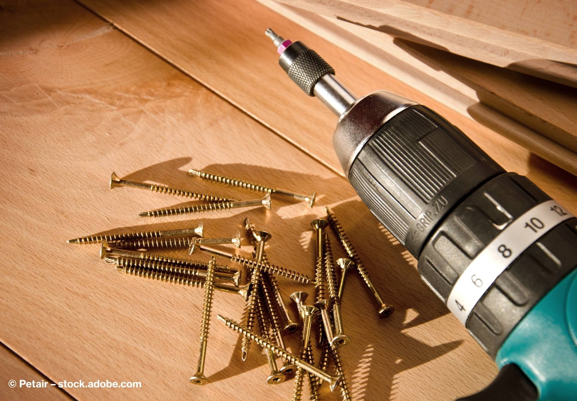 Akkuschrauber mit vielen Schrauben