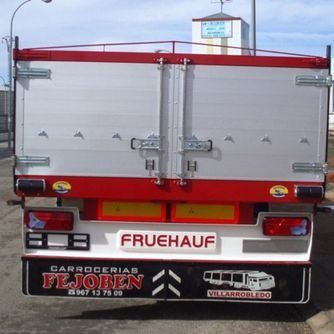 Un camión con la palabra fruerauf en la parte trasera