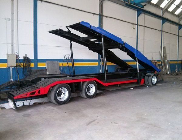 Un remolque azul y rojo está estacionado en un almacén.