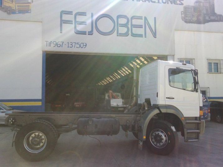 Un camión blanco está estacionado frente a un edificio que dice feioben