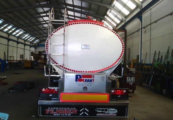 La parte trasera de un camión cisterna con la letra p.