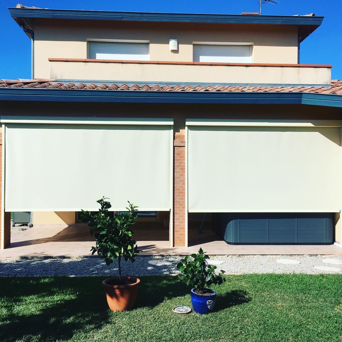 2 stores déroulants protégeant une pergola