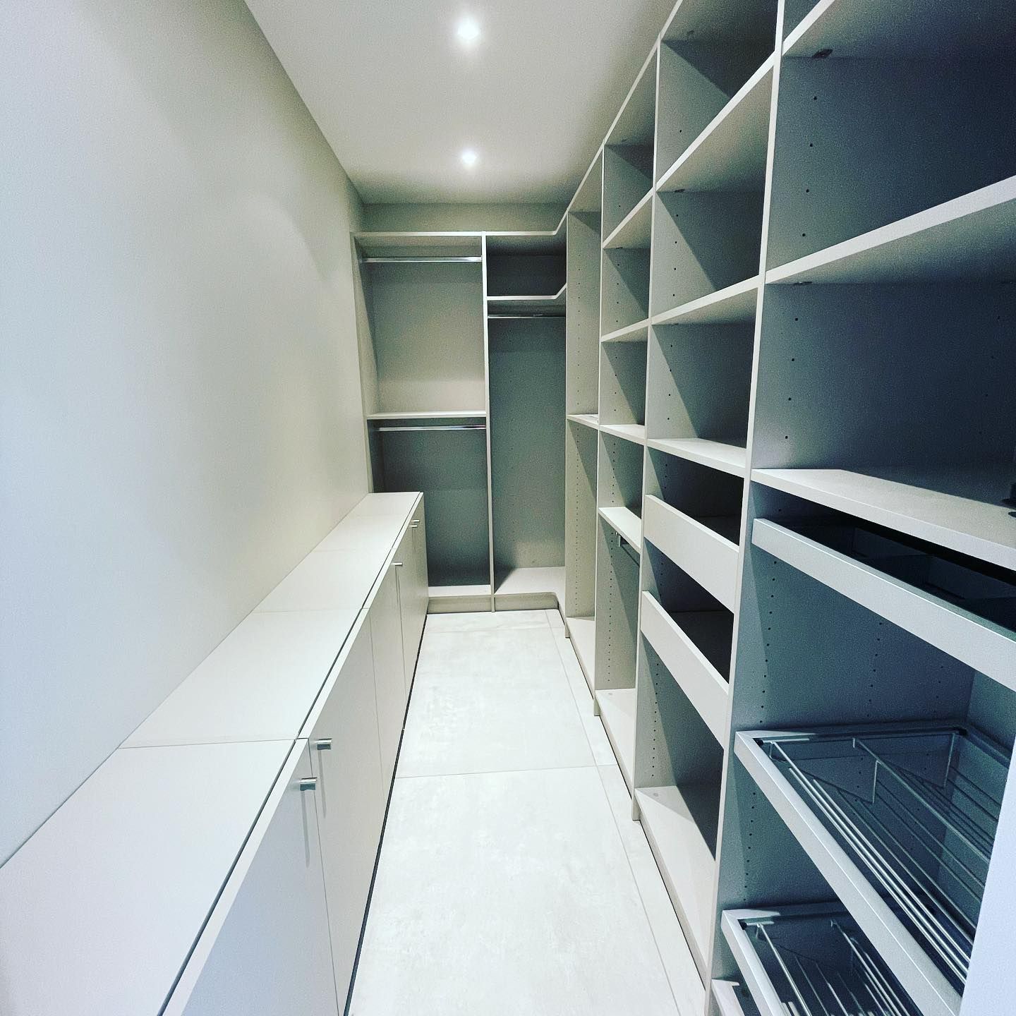 Long dressing vide avec des étagères et des placards