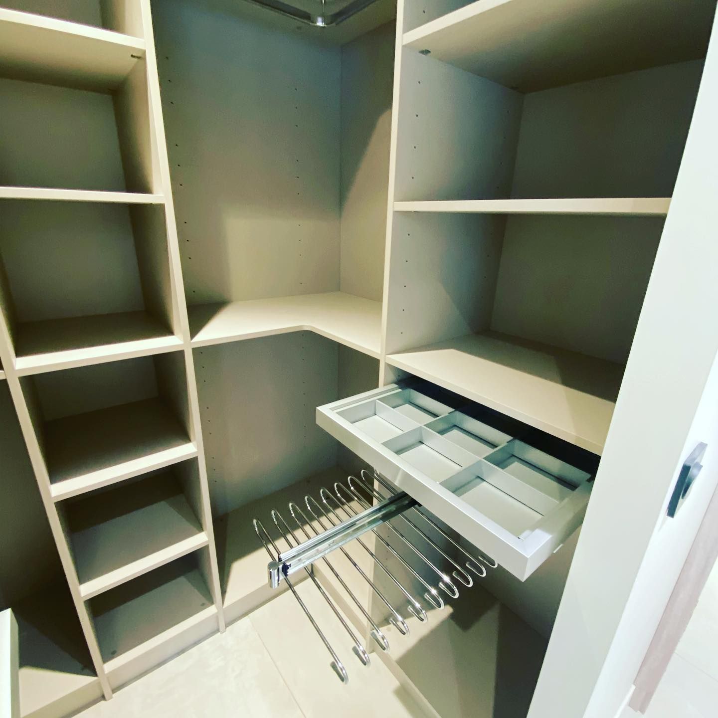 Dressing blanc vide avec une multitude de rangements