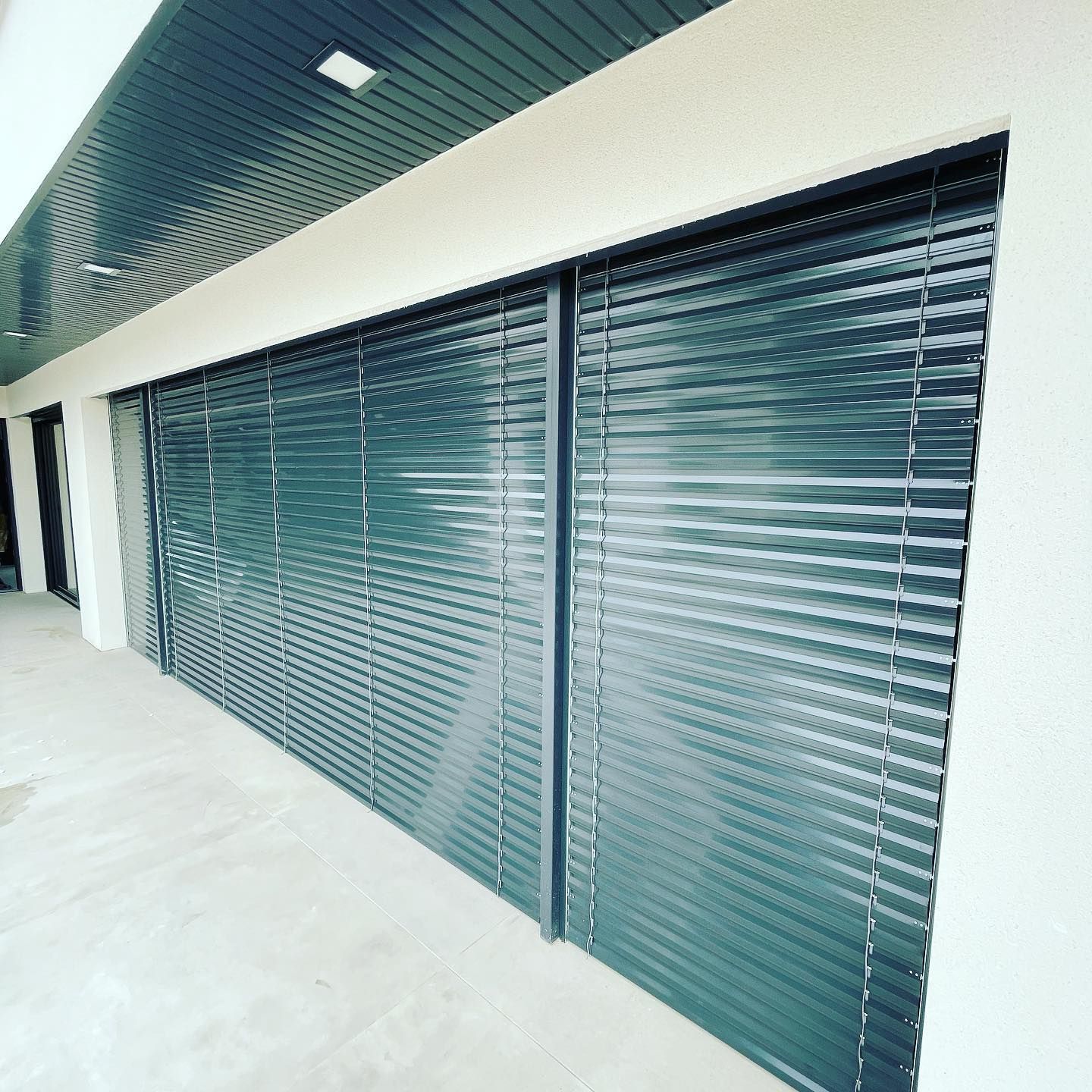 Longue baie vitrée avec un brise-soleil