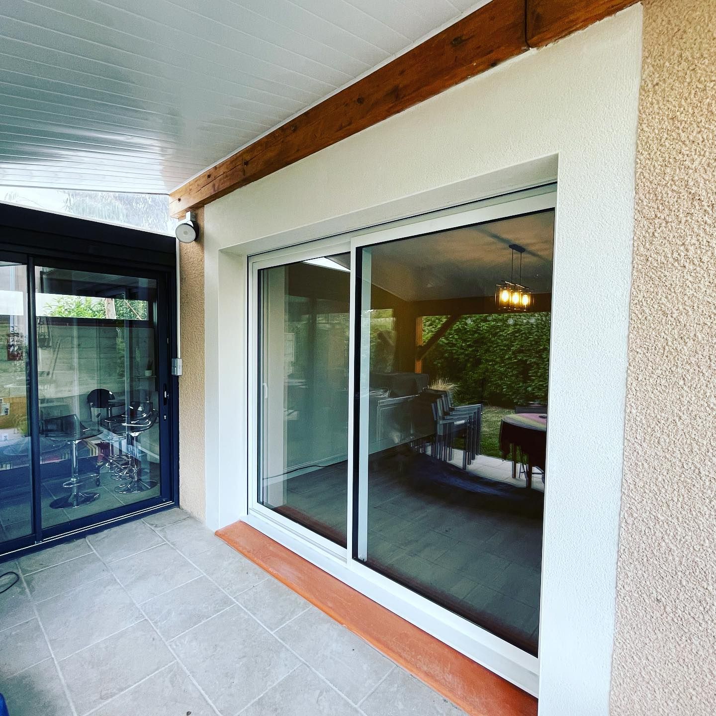 Baie vitrée ouverte sur une cour