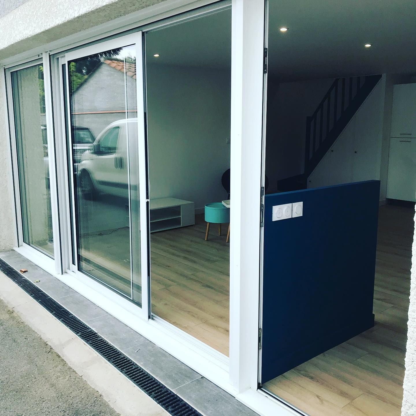 Plan serré sur une baie vitrée ouverte