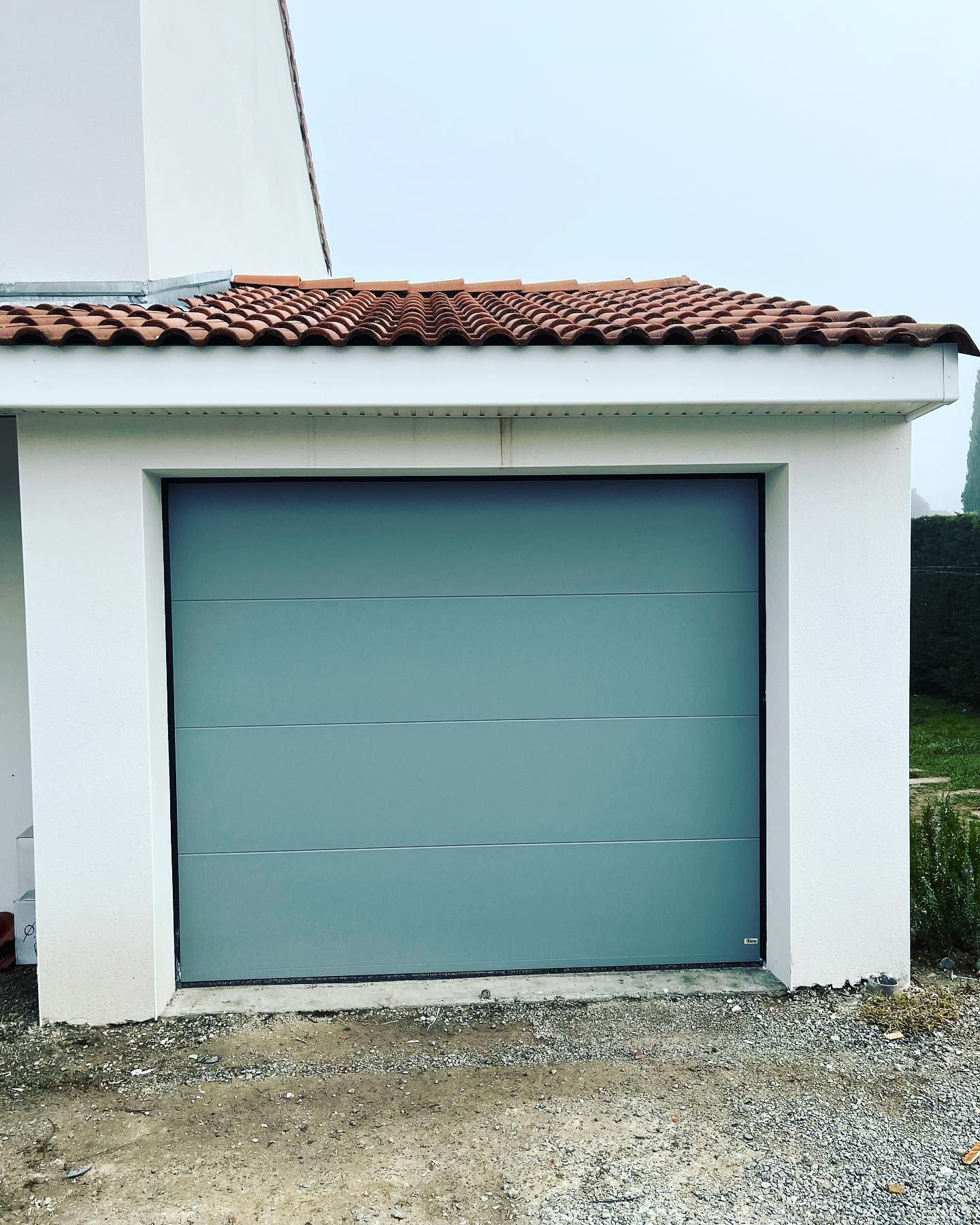 Porte de garage bleue