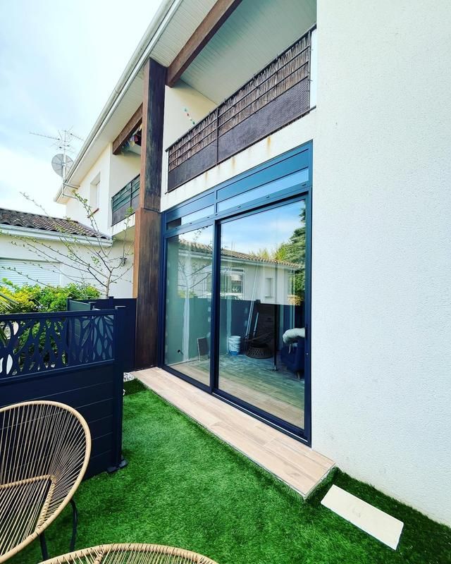 Baie vitrée donnant sur une cour