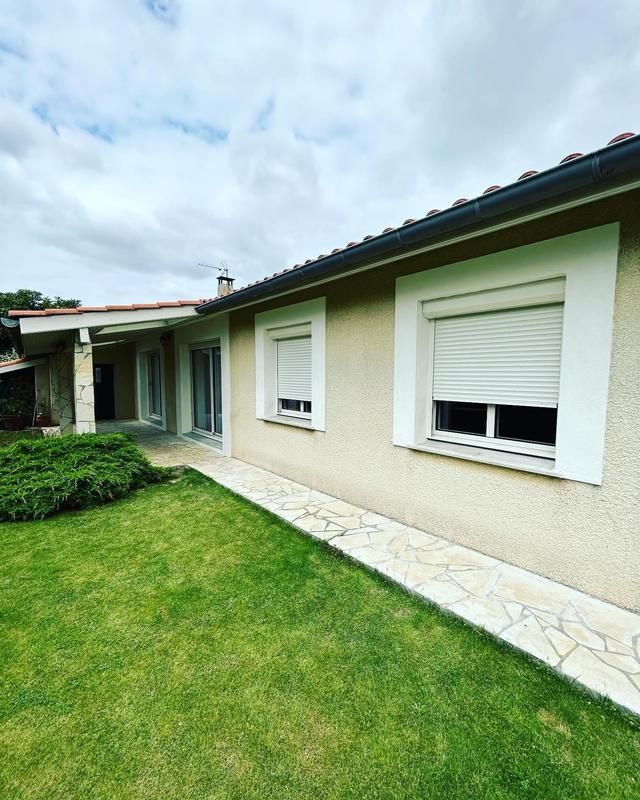 Plan large d'une façade avec des fenêtres et des volets roulants