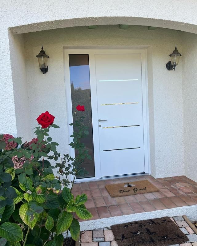 Porte d'entrée avec au premier plan un rosier