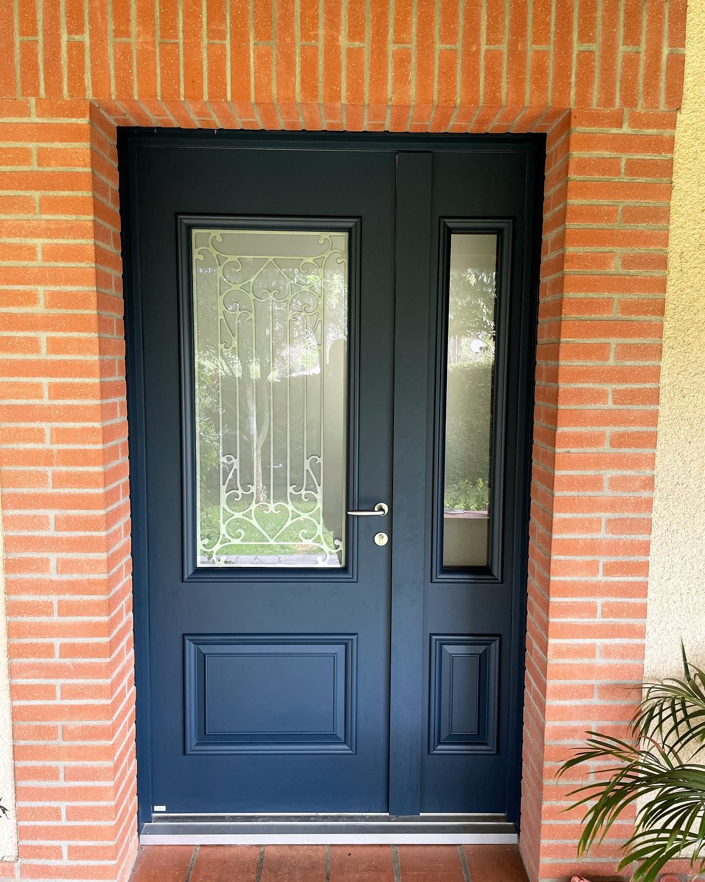 Porte d'entrée avec un cadre en briques