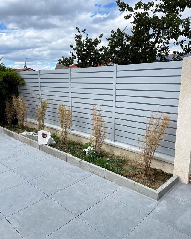Terrasse avec une clôture en aluminium ajourée