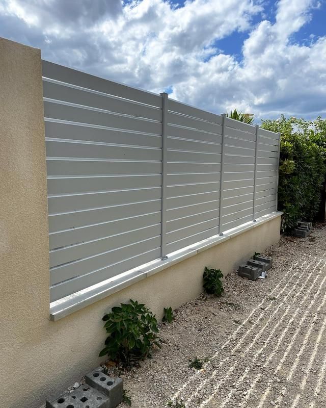 Clôtures en aluminium dans une cour