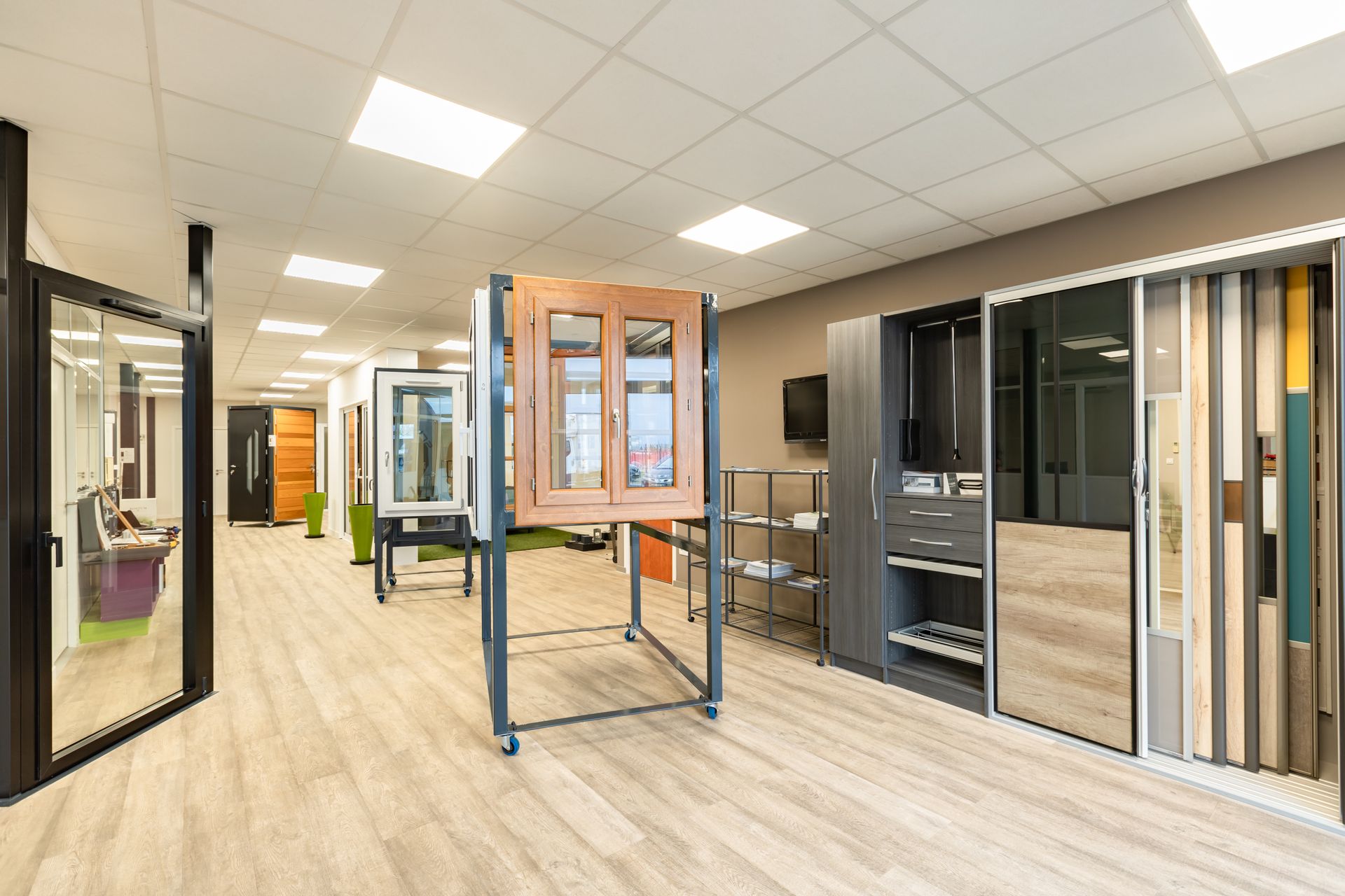 Fenêtres en exposition dans un showroom