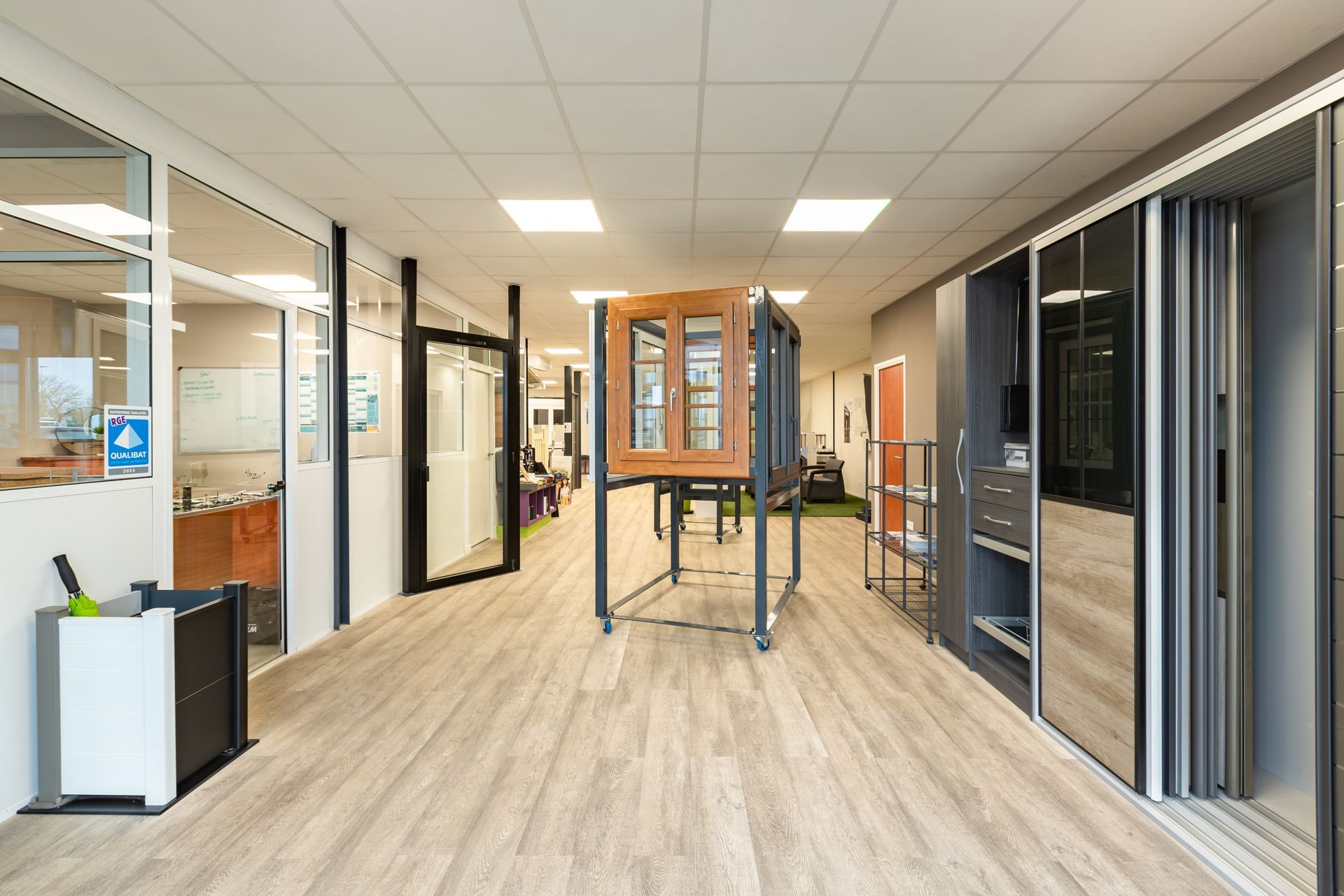 Showroom avec au centre de l'image des fenêtres en démonstration