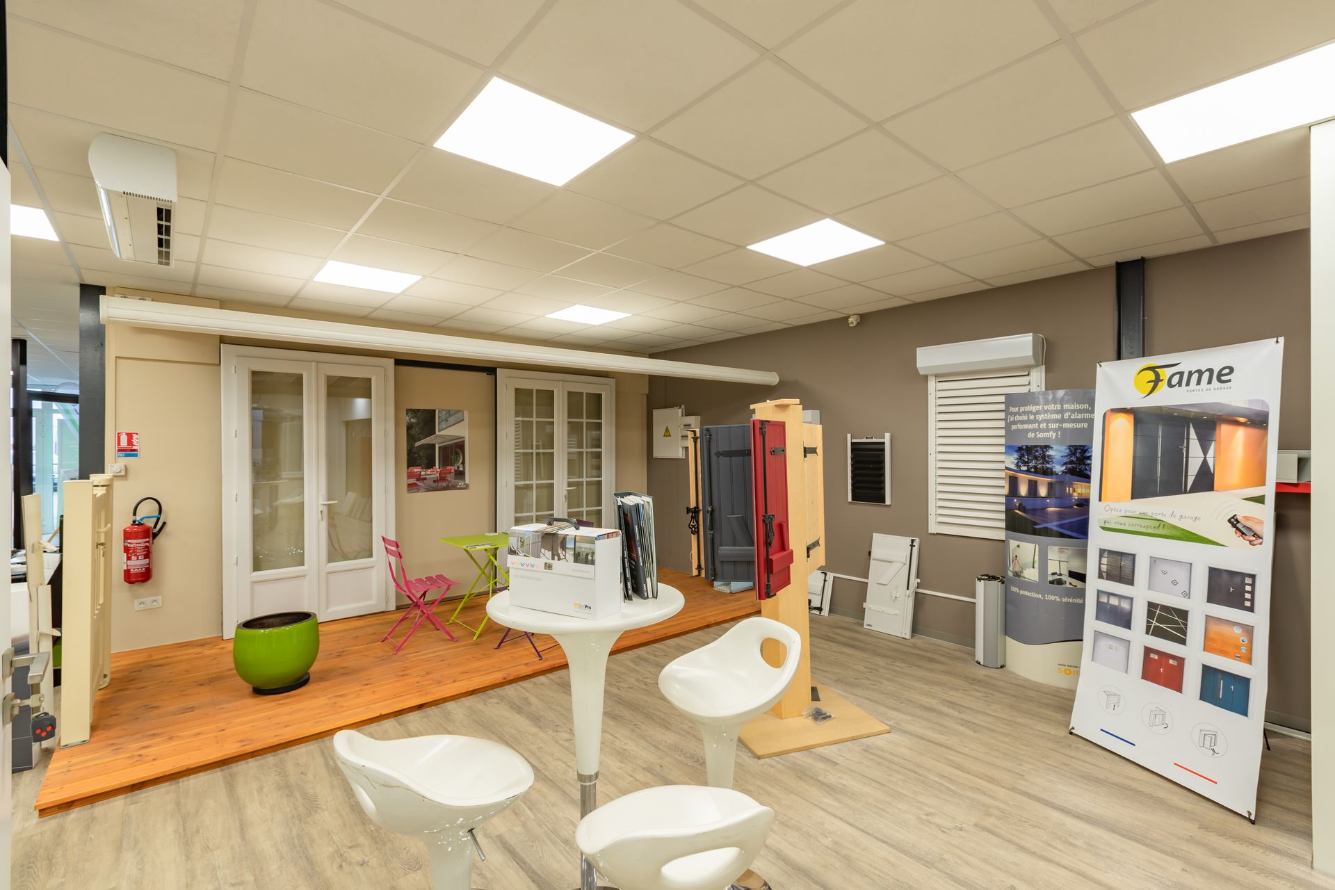 Showroom avec une table et des chaises au premier plan