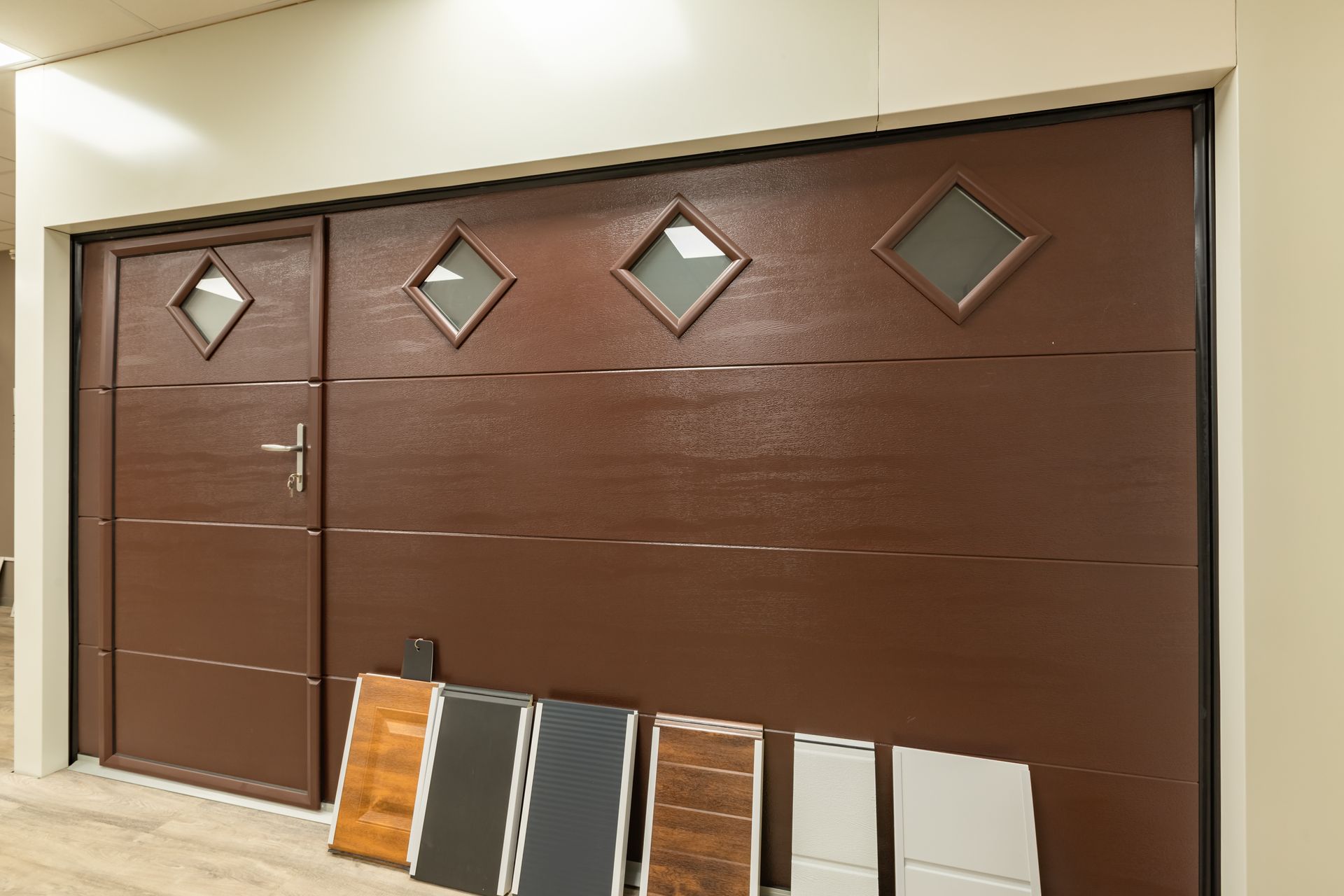 Porte de garage dans le showroom avec des échantillons de matériaux