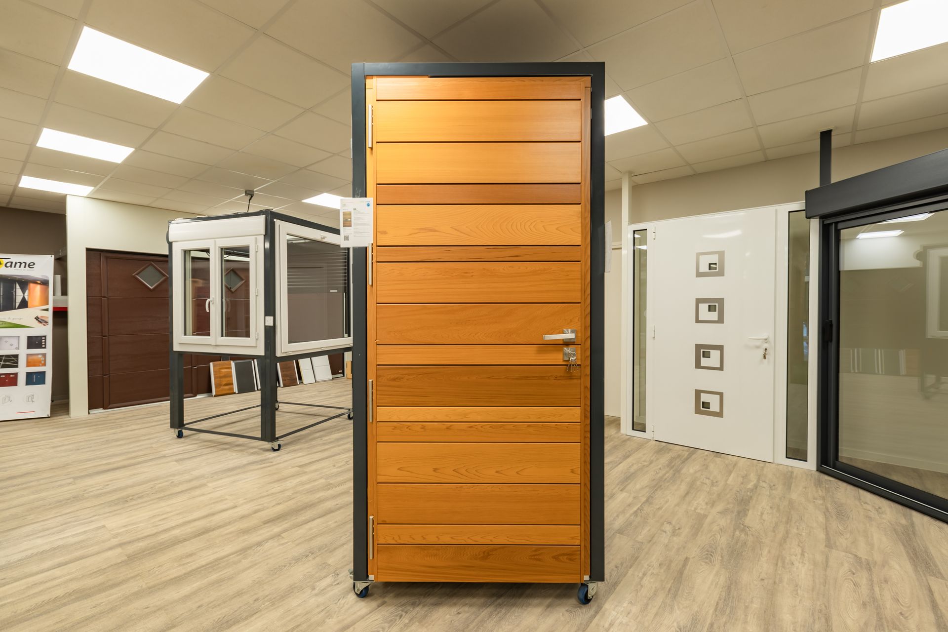 Showroom présentant une porte en bois