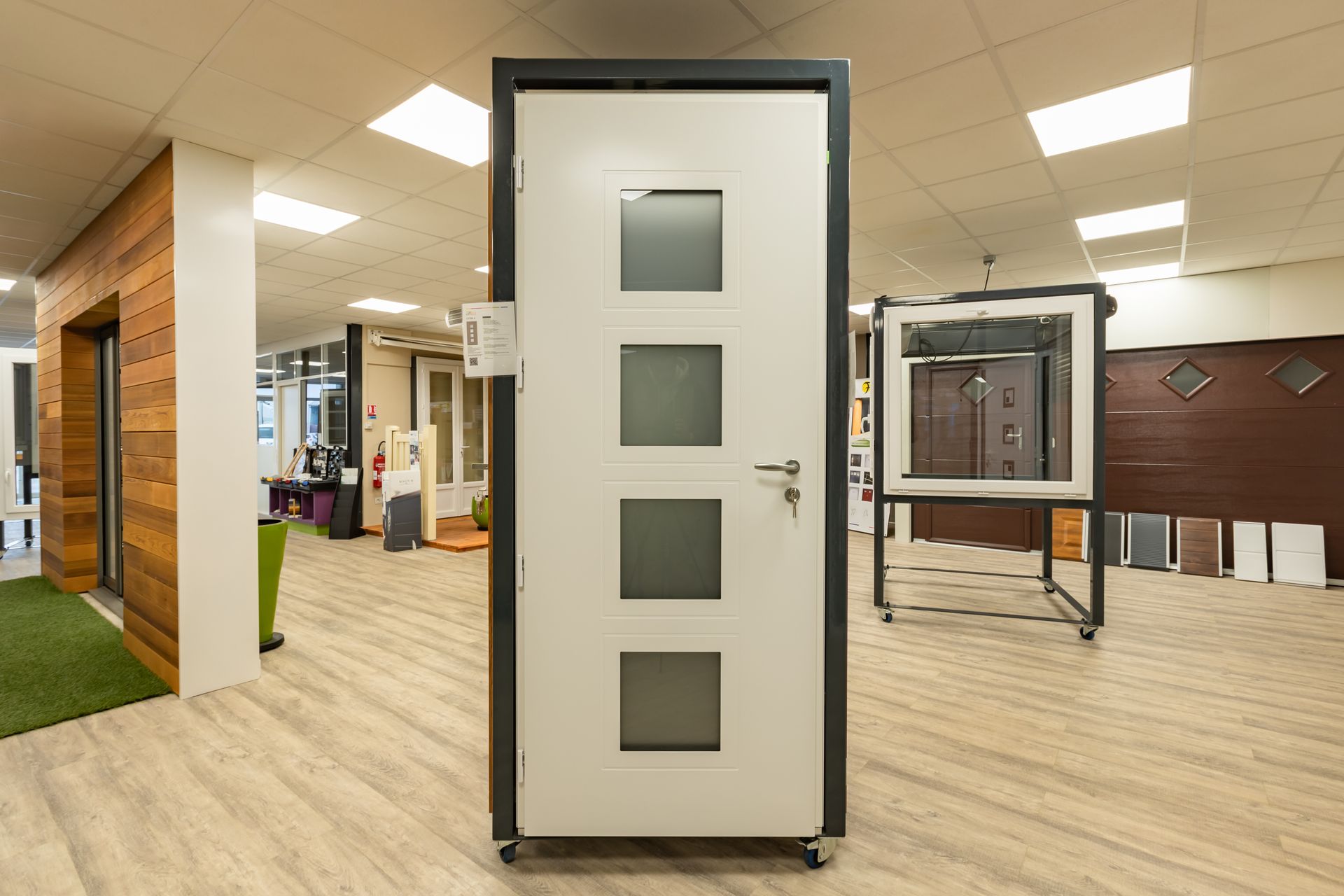 Porte d'entrée avec 4 petites ouvertures dans le showroom