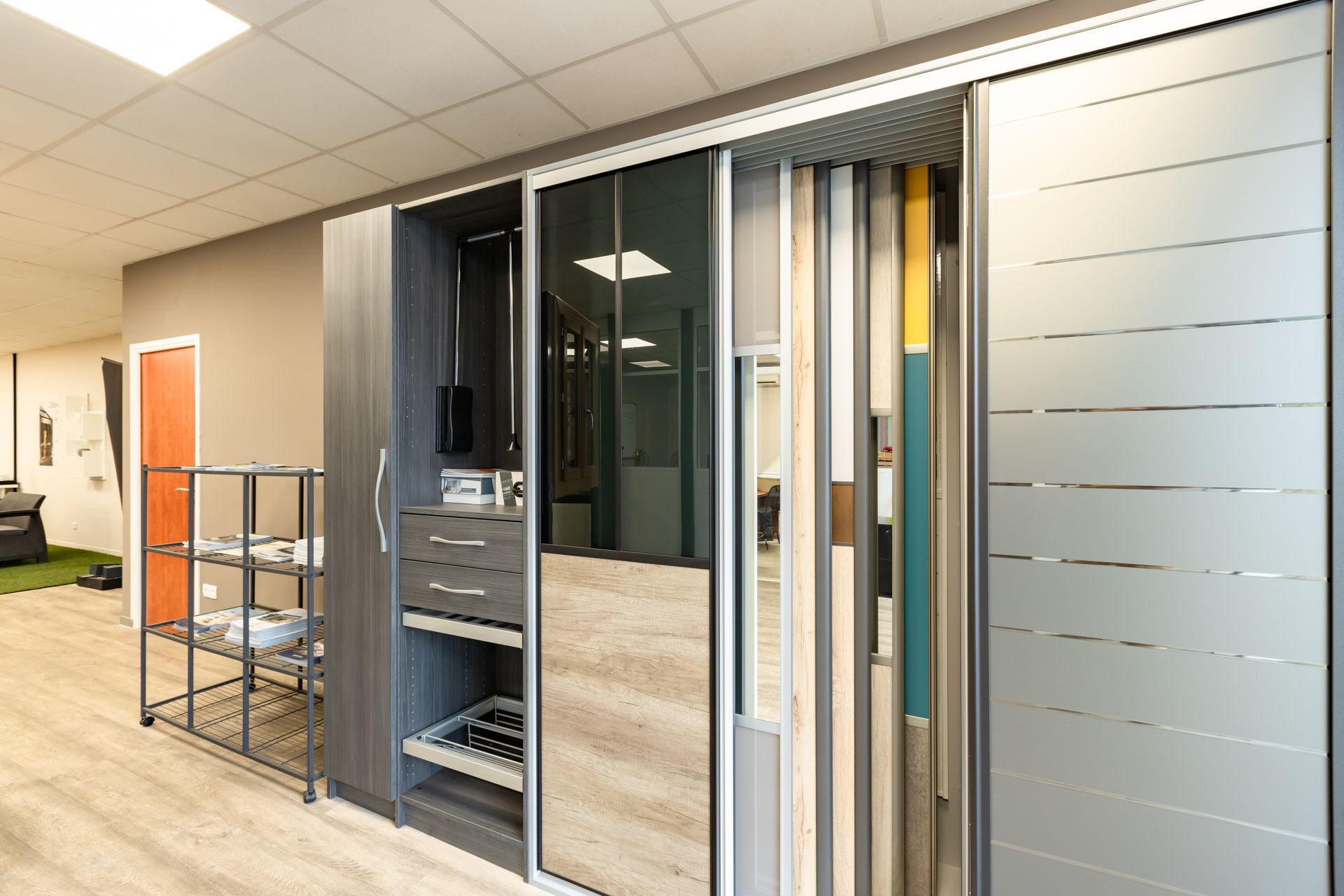 Baies vitrées et autres ouvertures dans le showroom