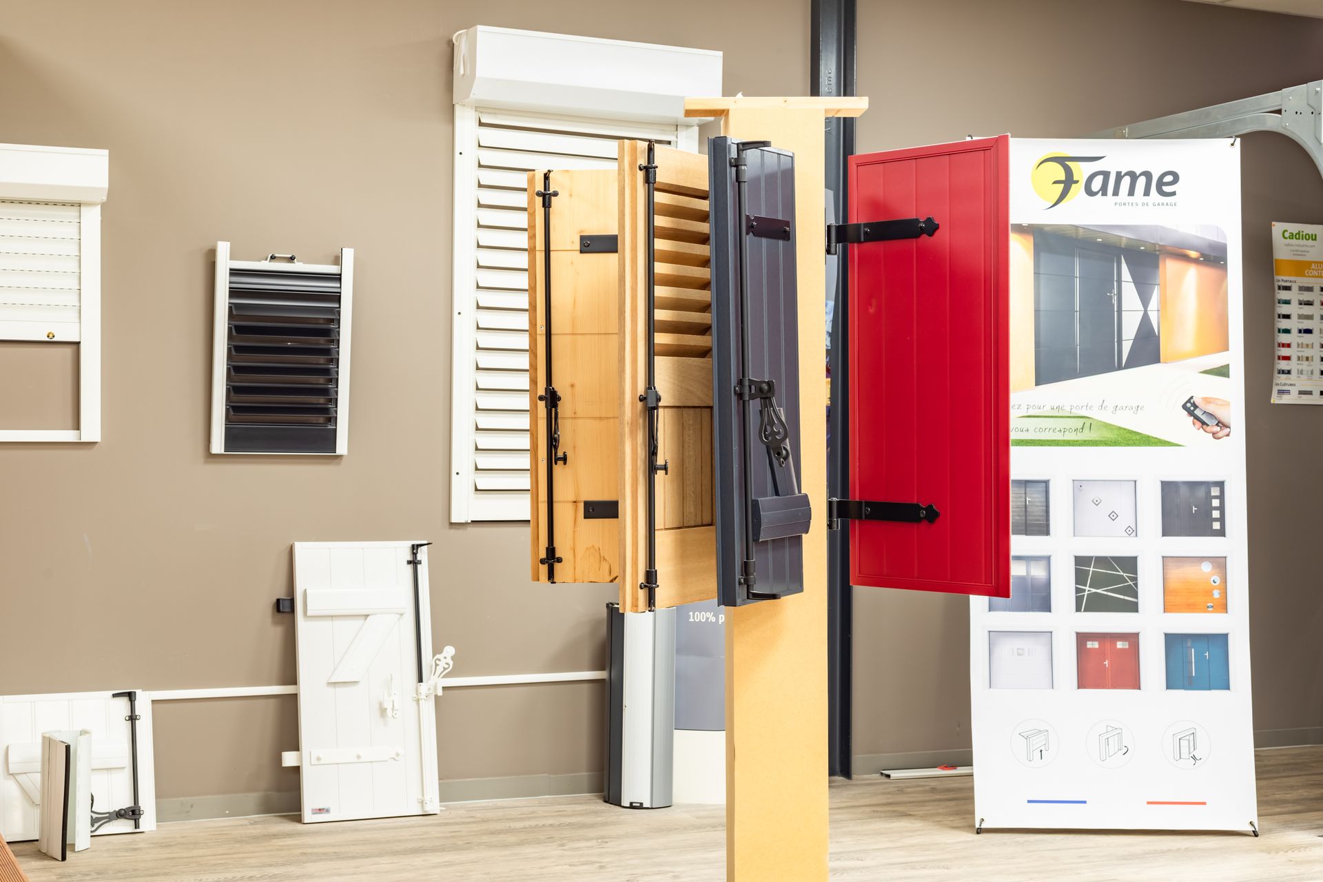Gamme de volets battants dans le showroom