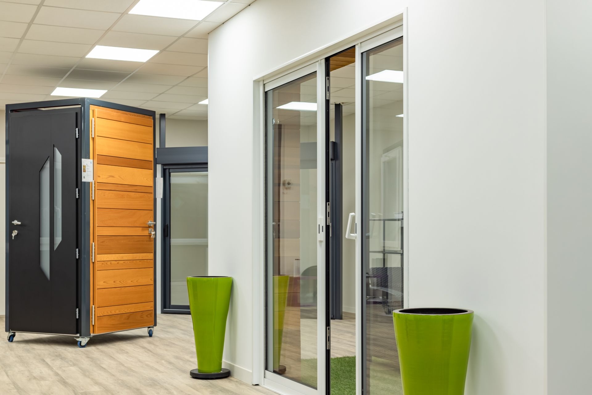 Vue d'une baie vitrée ouverte dans le showroom