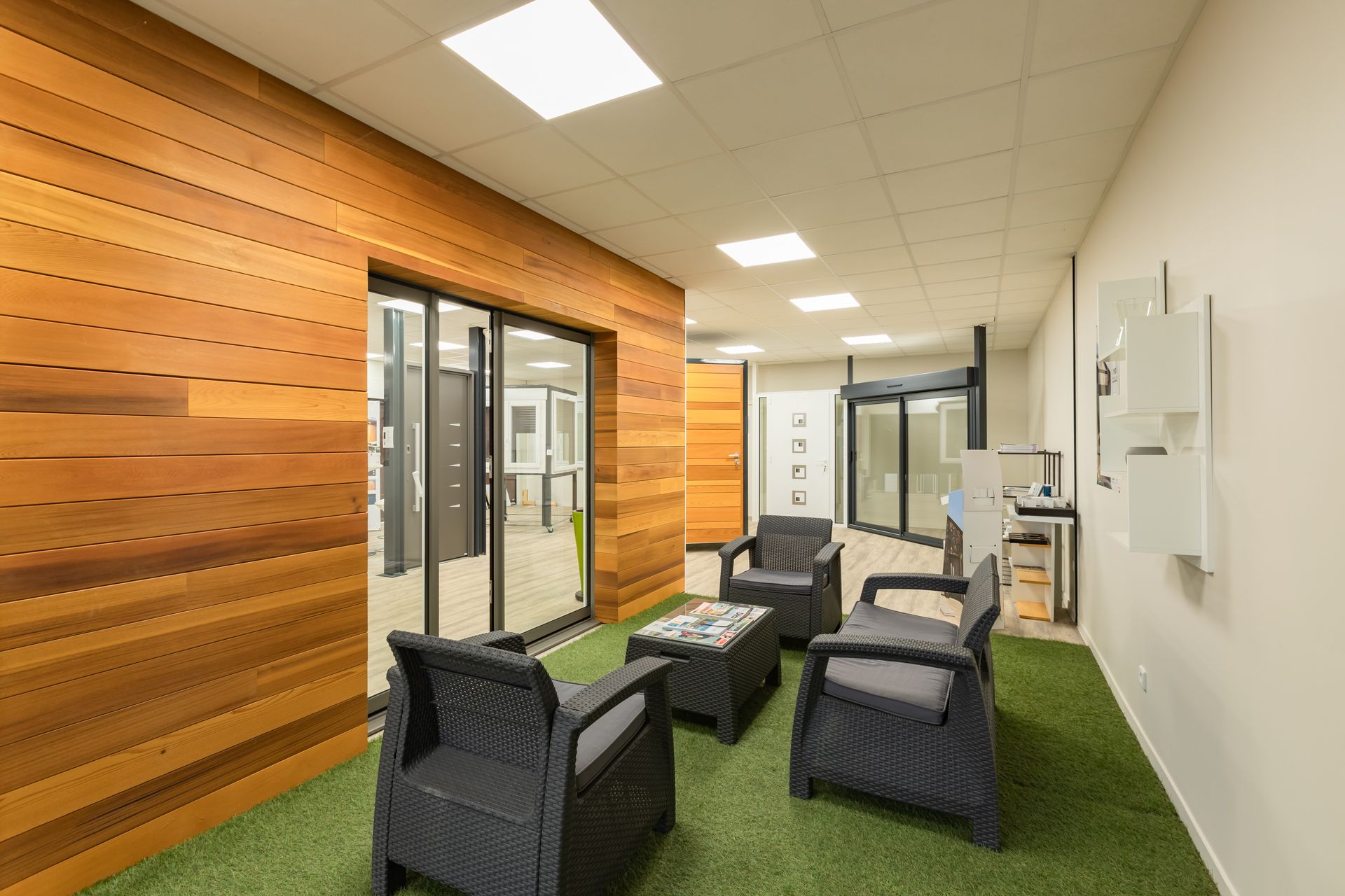 Jardin d'été dans le showroom et baie vitrée