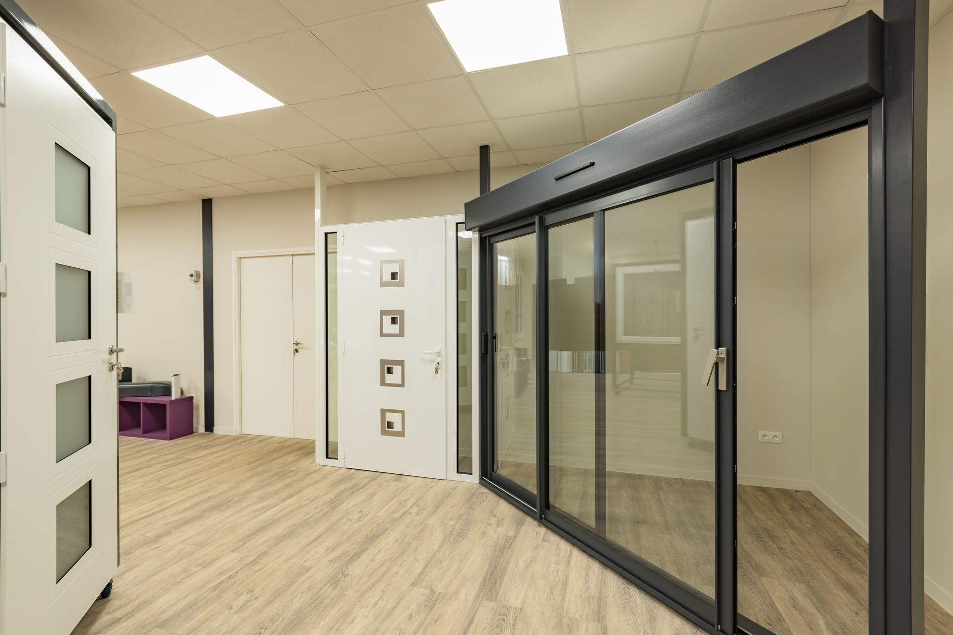 Très grande baie vitrée en démonstration dans le showroom