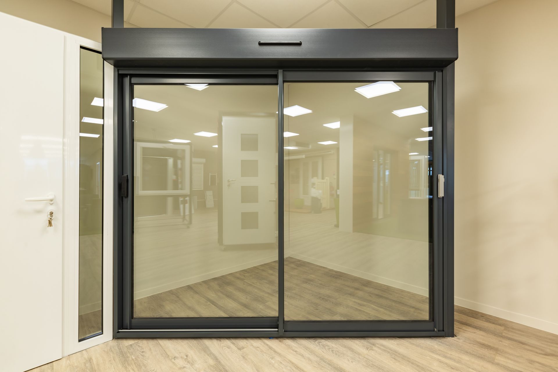 Grande baie vitrée dans le showroom