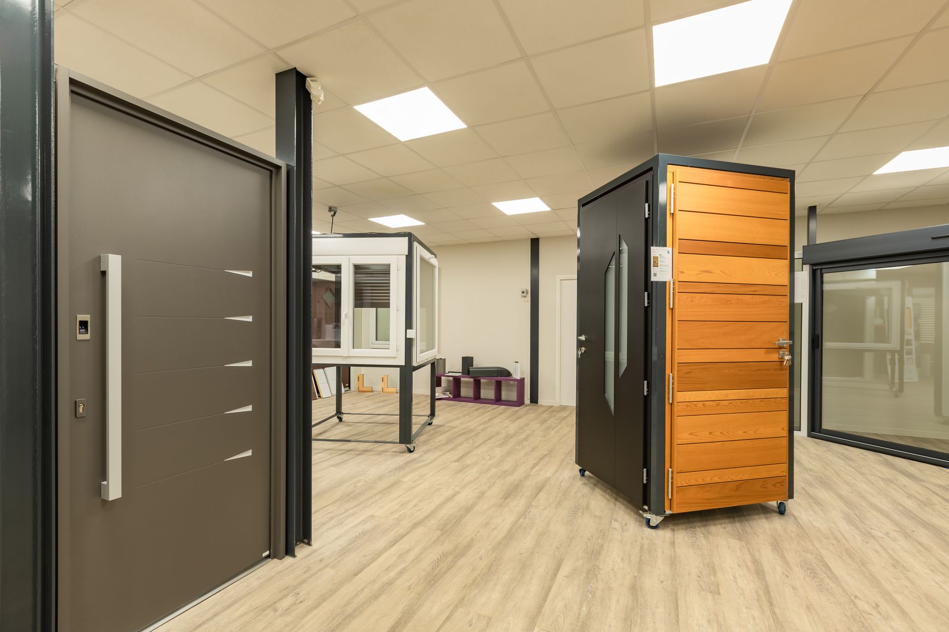 Porte en bois et métal dans le showroom