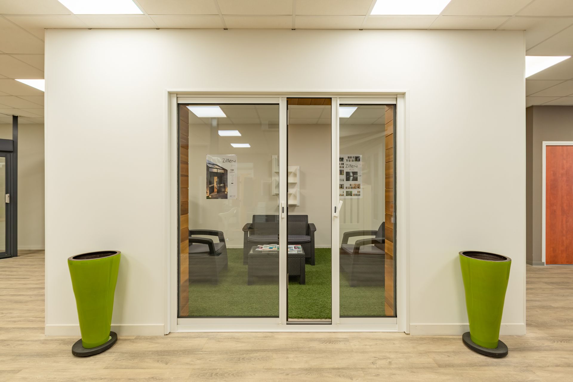 Porte vitrée dans le showroom