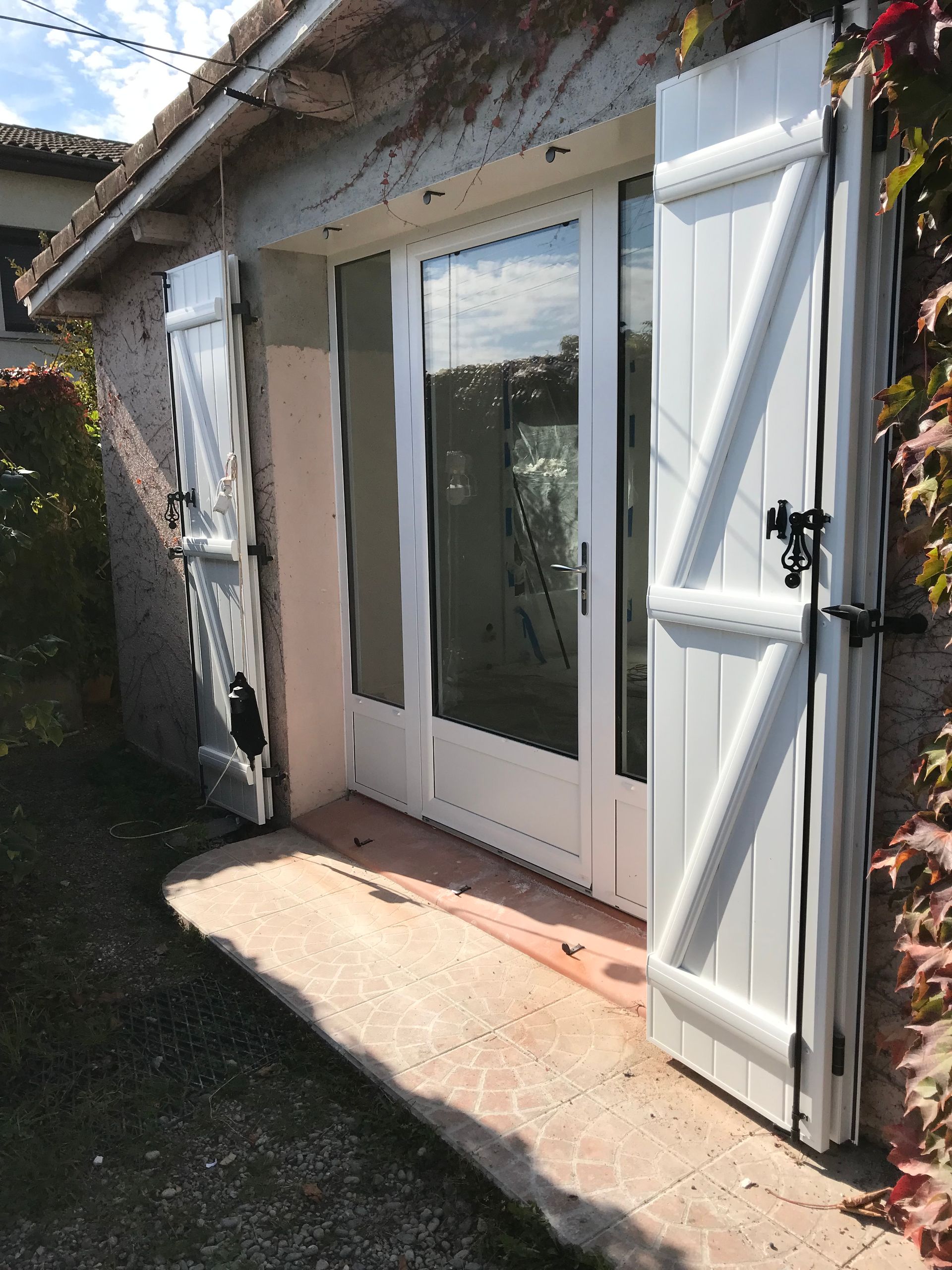 Porte vitrée blanche et volet double en PVC