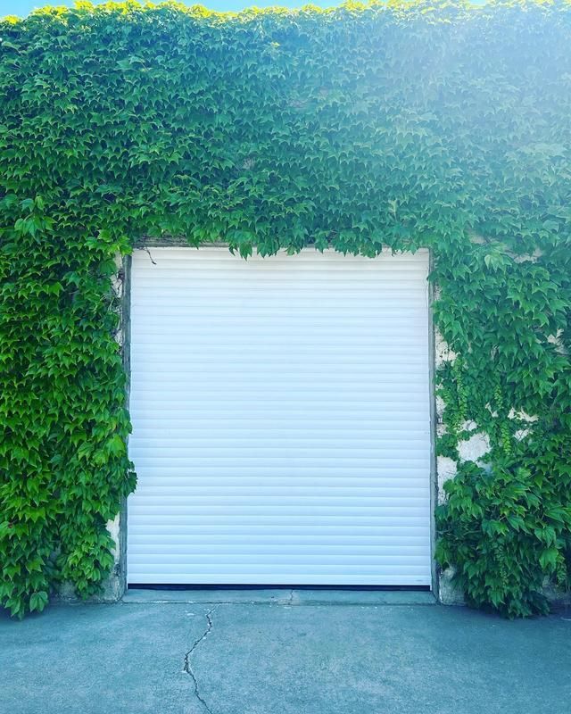 Porte de petit garage fermée par un store roulant