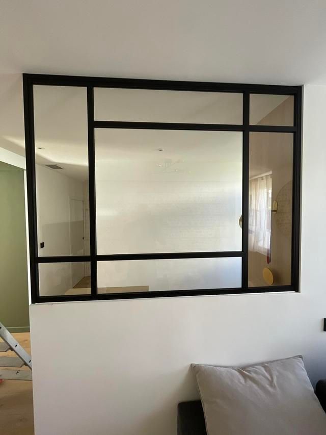 Verrière qui sépare une pièce en deux