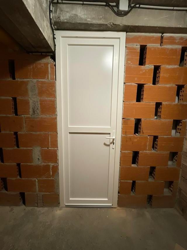 Chantier avec une porte d'entrée installée