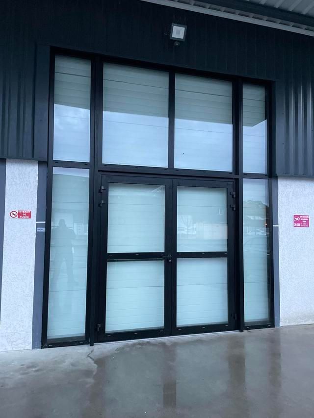 Grande porte en verre