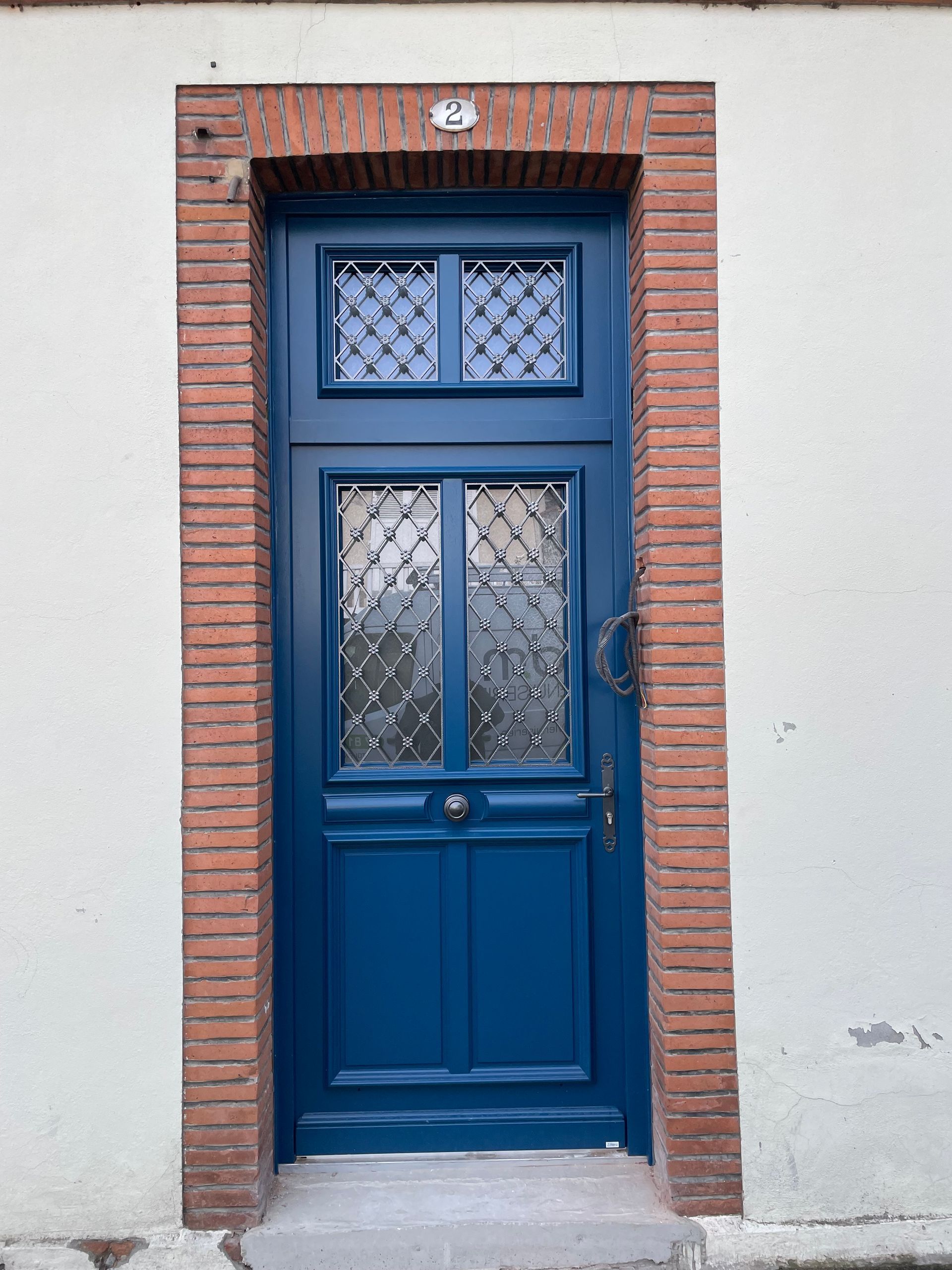 Porte d'entrée avec un cadre fait de briques