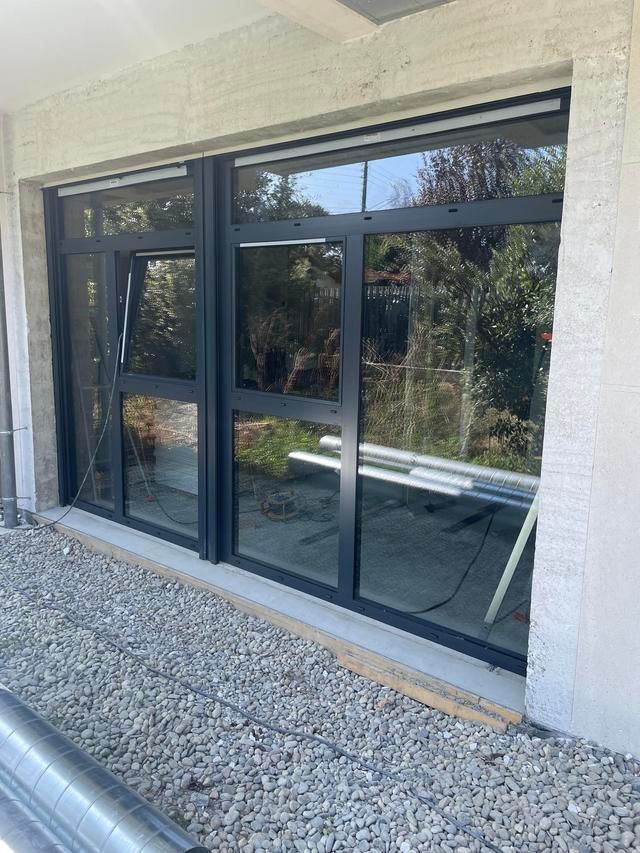 Baie vitrée donnant sur une cour