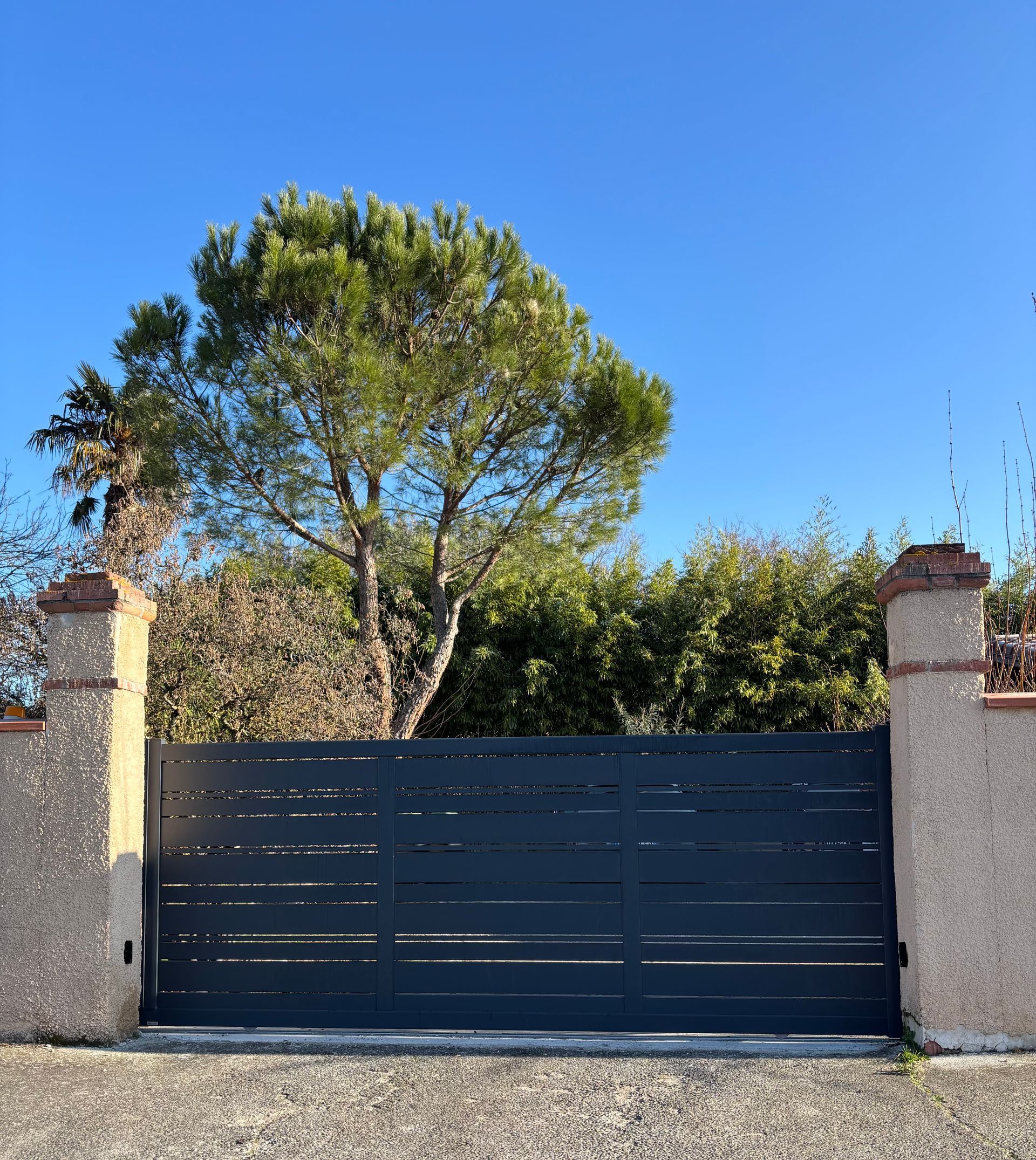 Portail électrique sous un ciel bleu