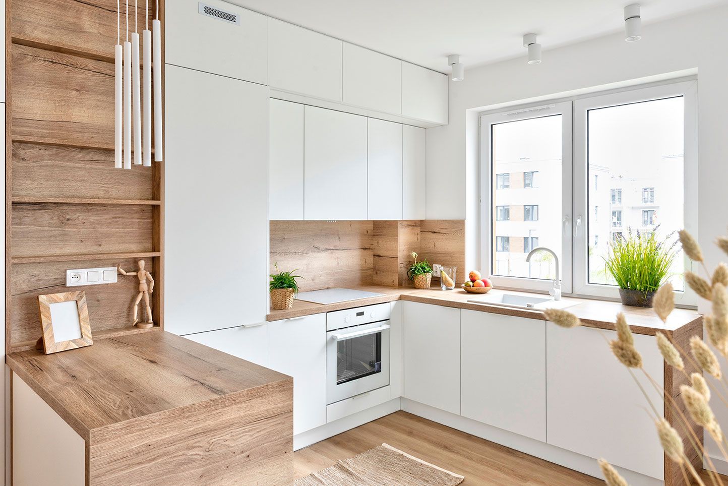 Cuisine moderne en bois avec fenêtre blanche