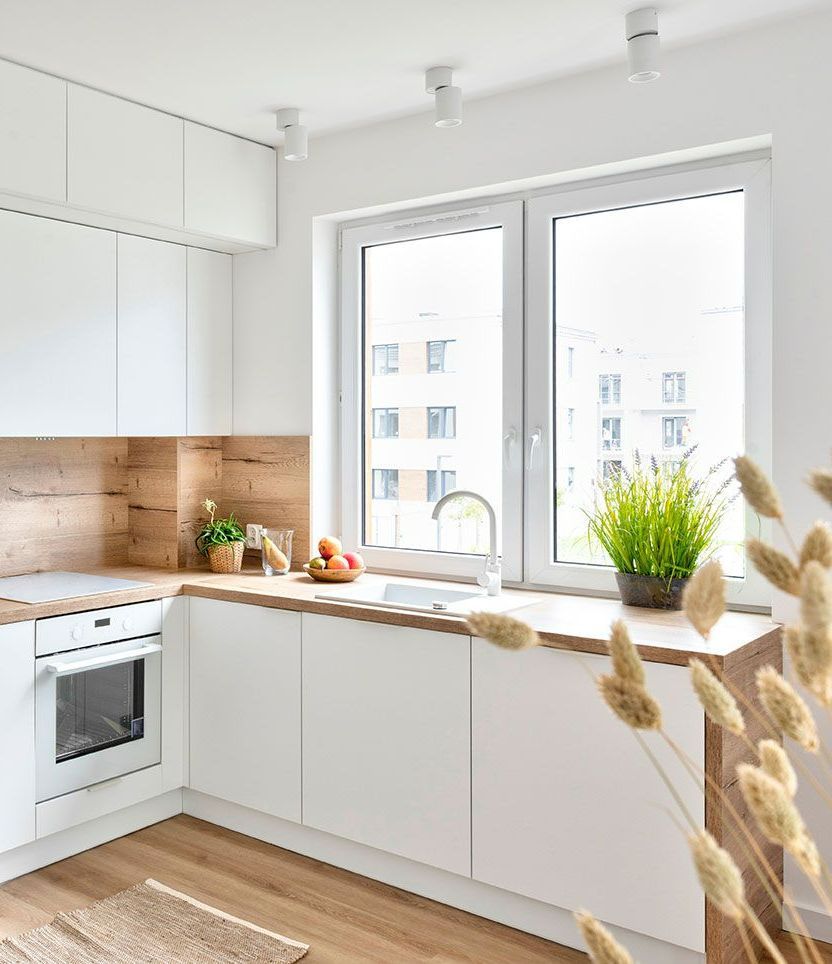 Cuisine moderne avec fenêtre en PVC