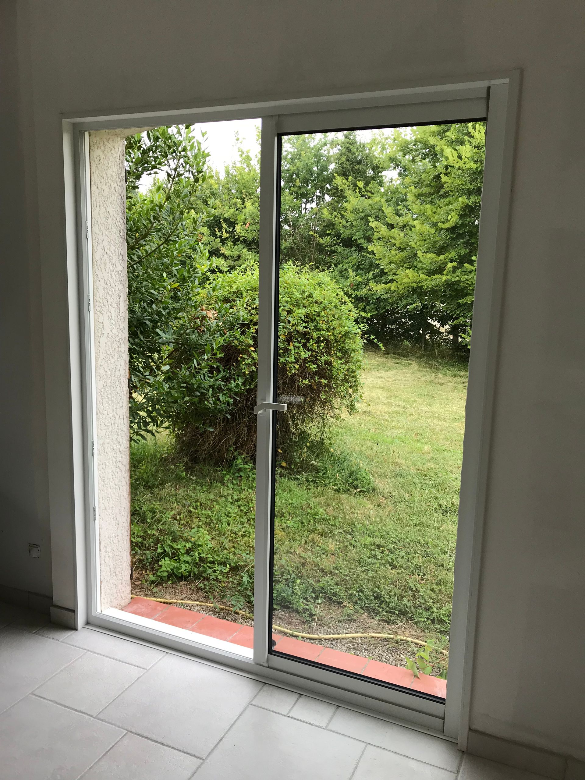 Porte vitrée donnant sur un jardin