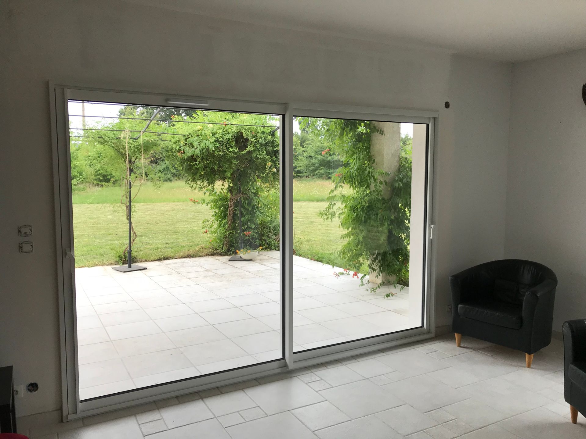 Baie vitrée fermée vue de l'intérieur d'une maison