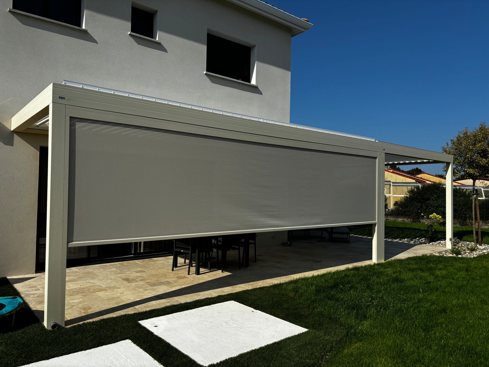 Pergola bioclimatique avec store