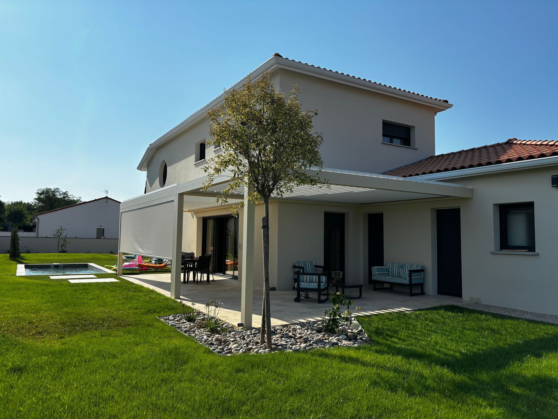 Pergola blanche avec un store