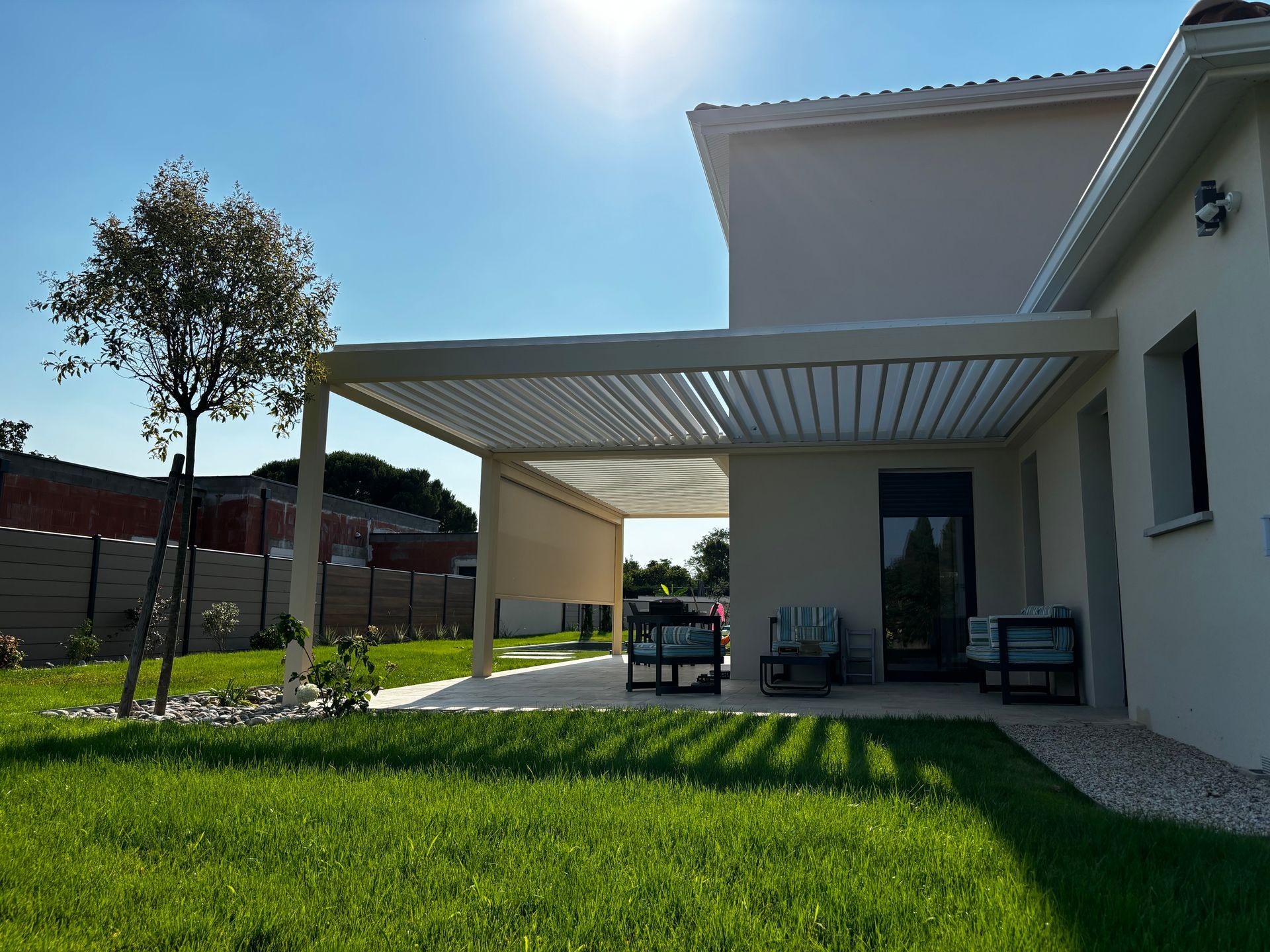 Pergola avec un store