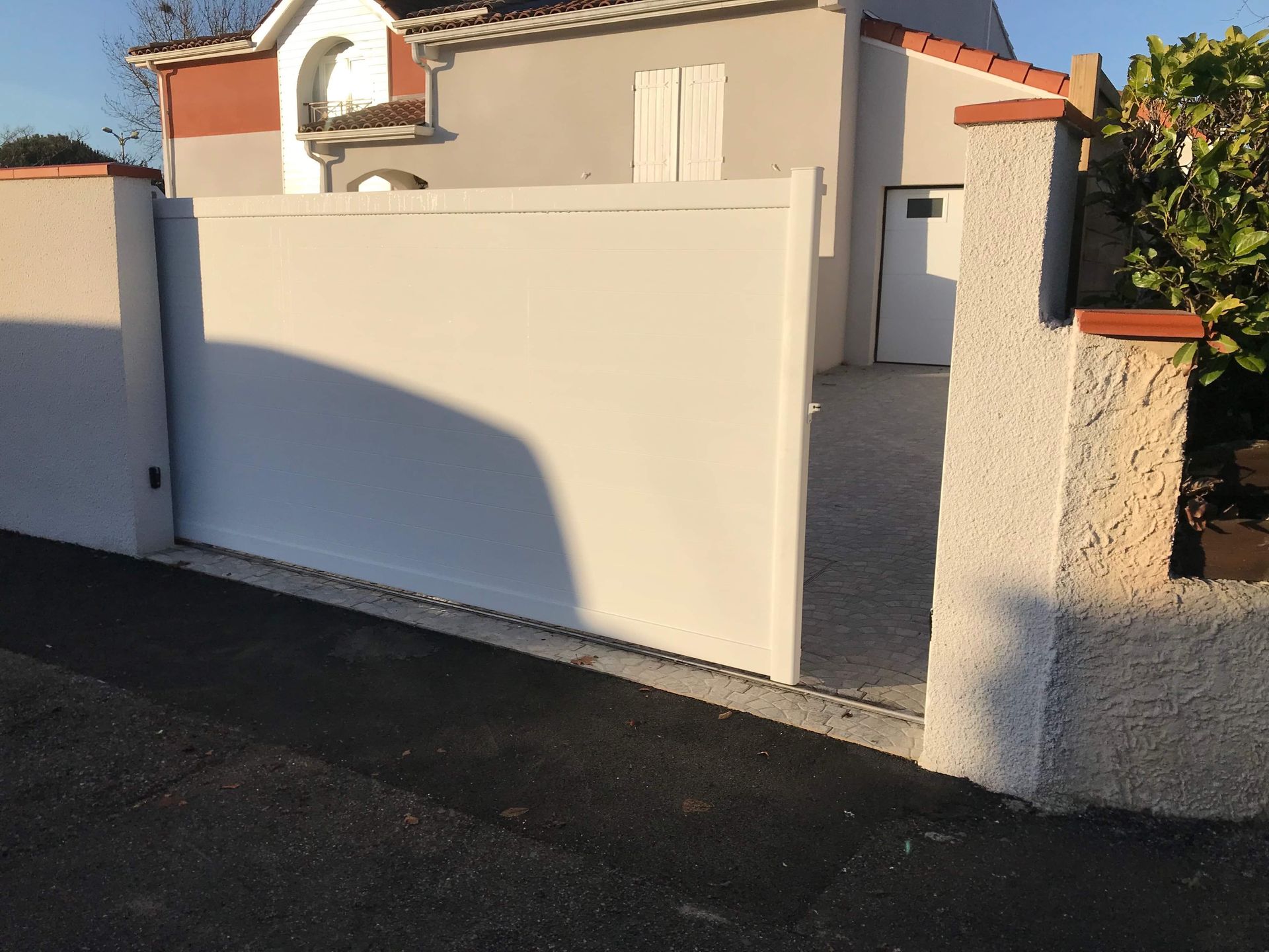 Portail motorisé en train de s'ouvrir