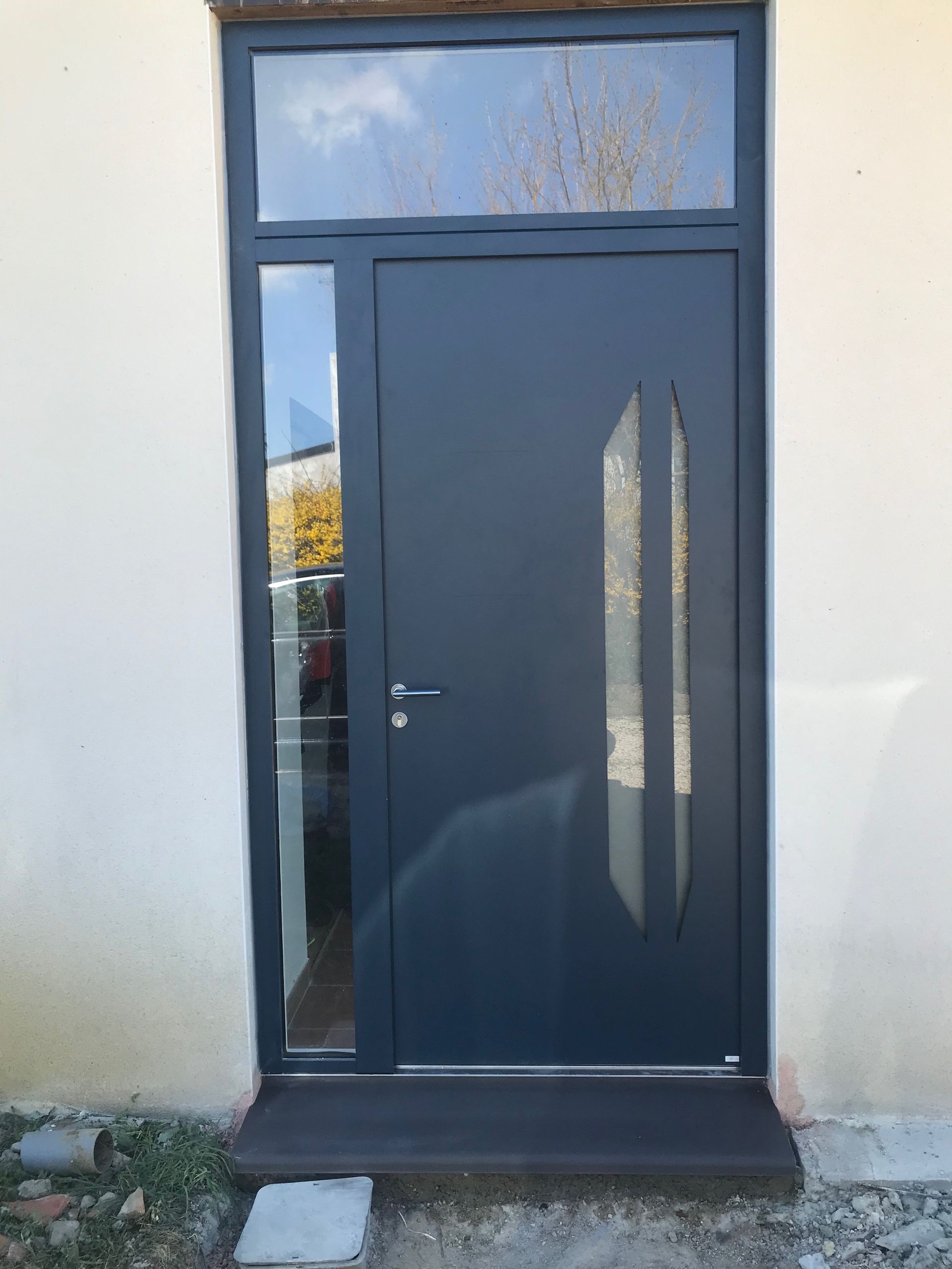 Porte d'entrée gris foncé stylisée