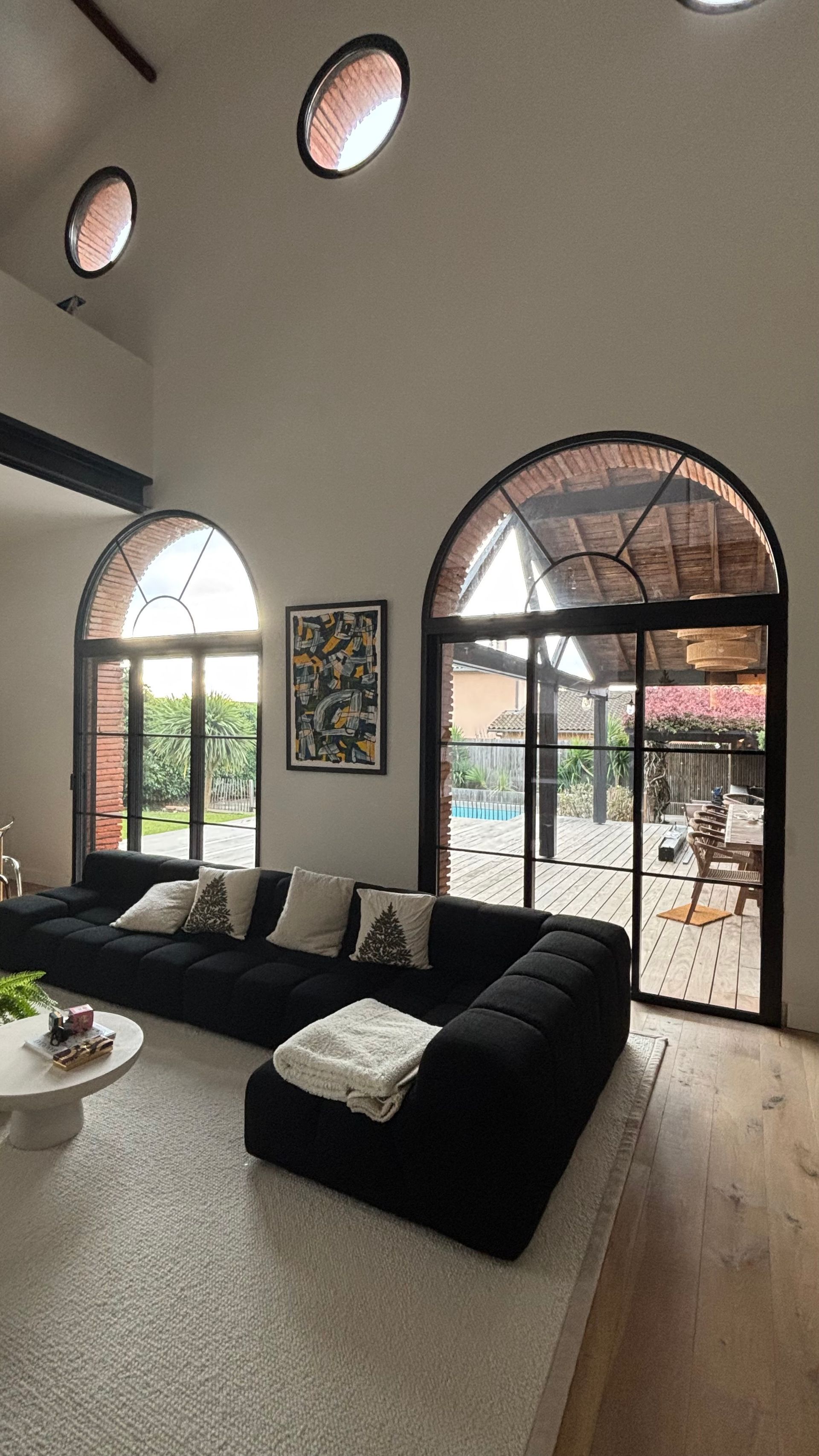 Salon avec de grandes portes-fenêtres en aluminium